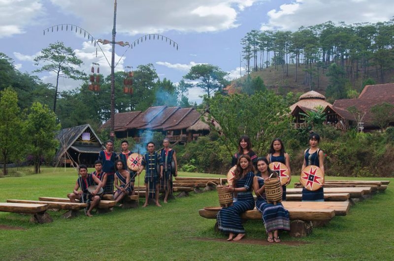 Bạn cũng có thể mua những bộ đồ thổ cẩm, chụp những bức ảnh kỷ niệm như hóa thân thành những người con của núi rừng.