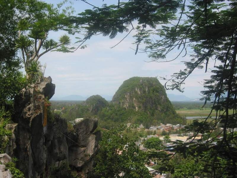 Ngọn núi Kim Sơn với hình dạng quả chuông úp ngược đầy độc đáo