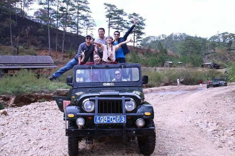 Trải nghiệm xe Jeep cực chất , thỏa sức ngắm cảnh núi rừng trên các cung đường tại Làng Cù Lần